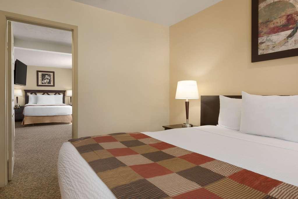 Days Inn By Wyndham Montreal East Rom bilde